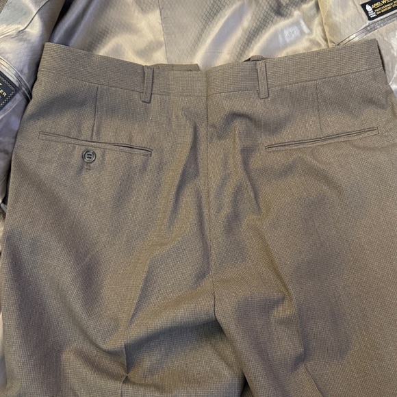 Elegant Men's Brown Suit - Picture 11 of 12